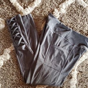 Like new strappy Criss cross Pocket leggings